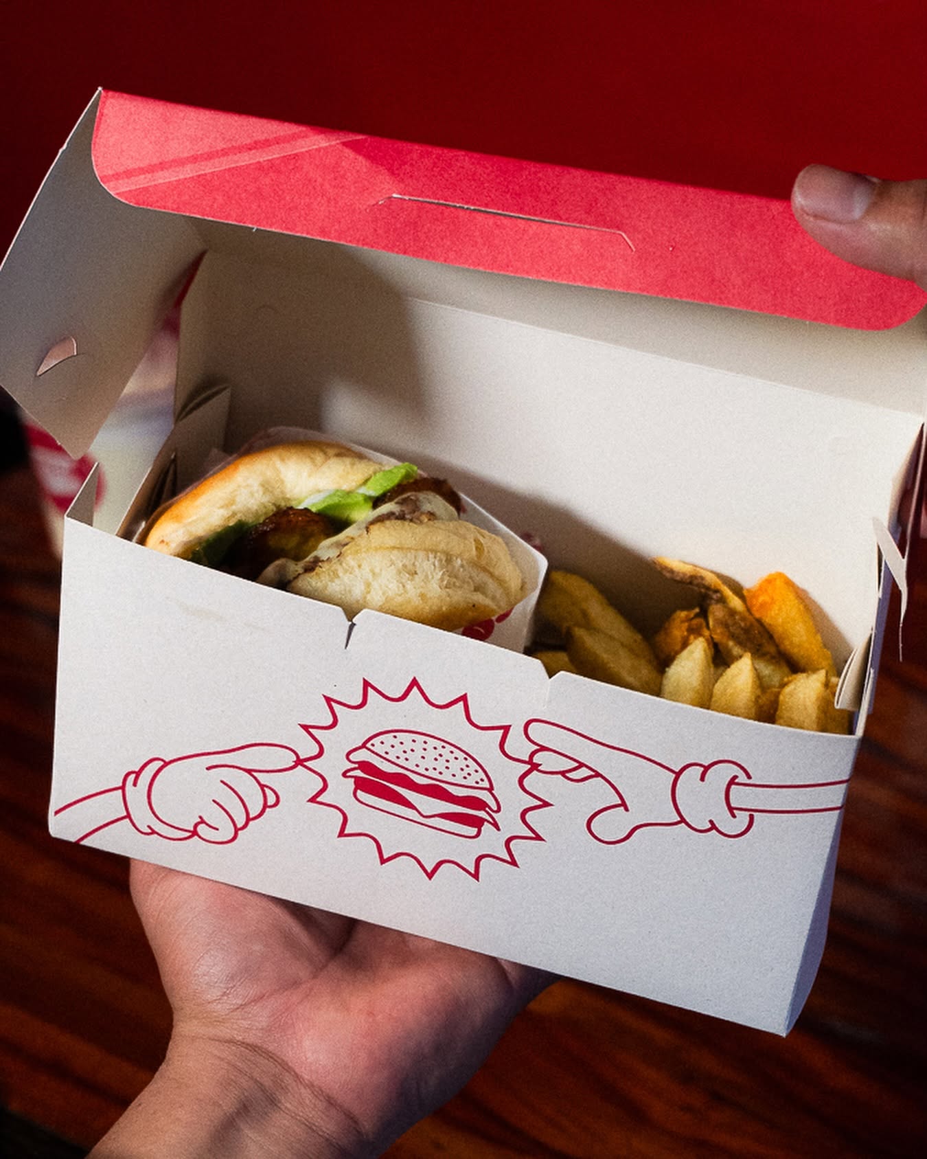 Hamburguesa Oculto en caja premium y papas fritas