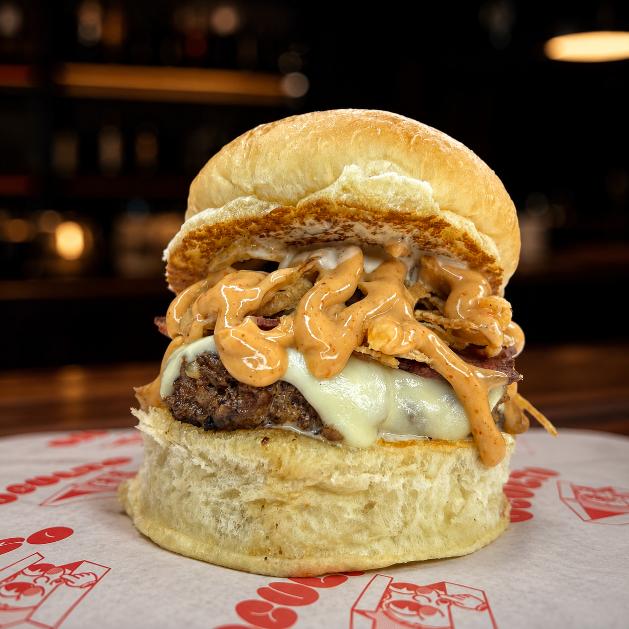 Hamburguesa picante La Mas Caliente con mayonesa de ajo y tocino