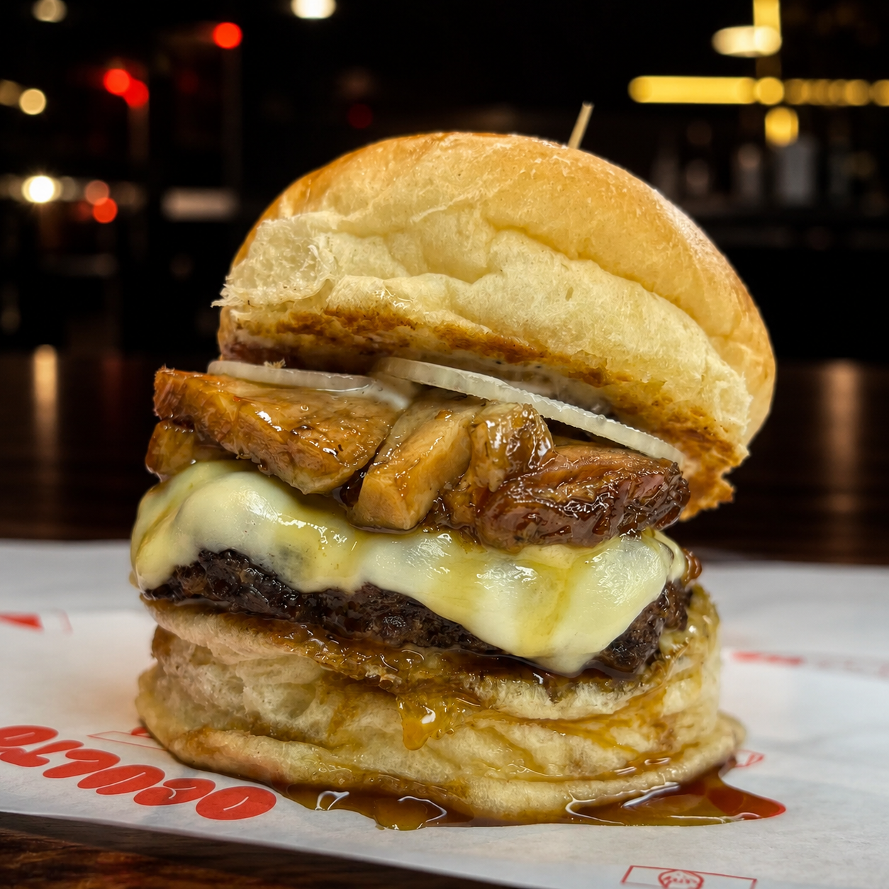 Hamburguesa Retro con aros de cebolla y panceta glaseada